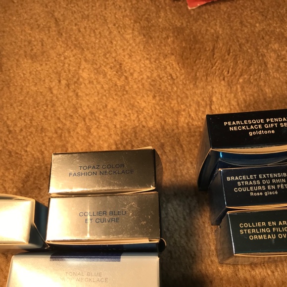 Lot of 38 Avon necklaces.  All in original box. - Picture 9 of 10